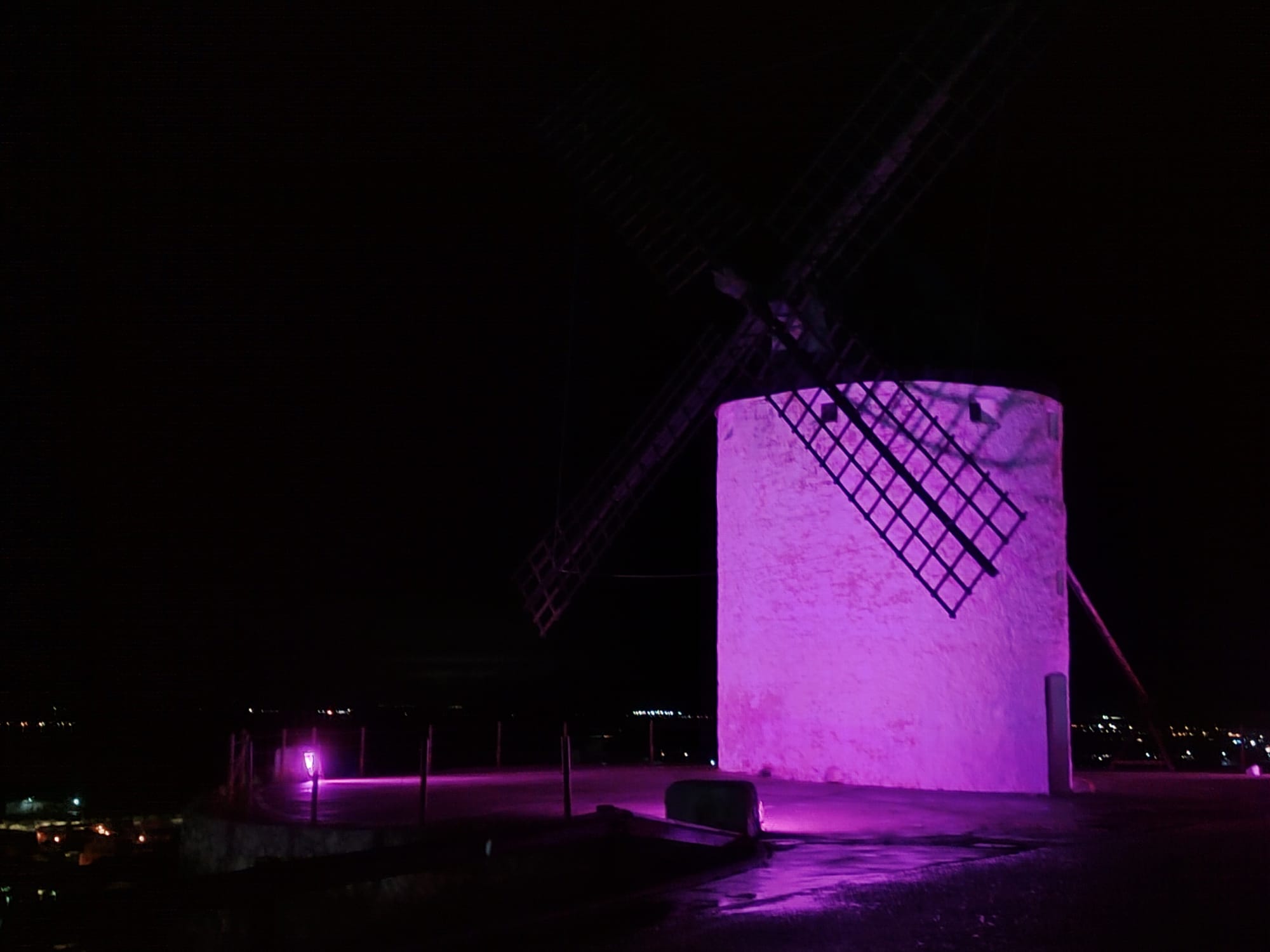 Día Mundial Contra el Cáncer de Mama. El molino Mambrino se iluminará de  rosa - Ayuntamiento de Consuegra