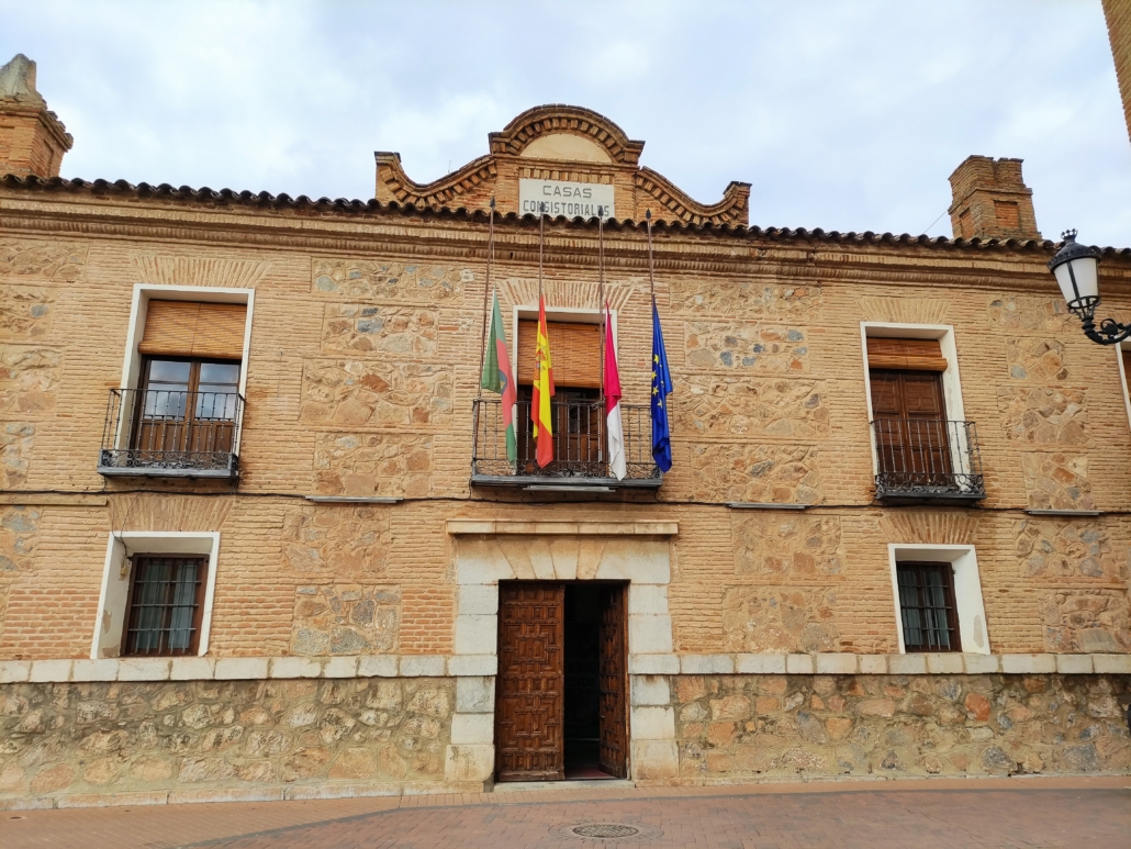 Fachada del Ayuntamiento de Consuegra a media hasta en solidaridad con los afectados por la DANA del 29 y 30 de octubre DEP.